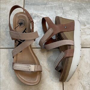 OTBT Wavy Platform Wedge Sandals 7.5